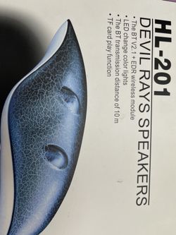 un altavoz Bluetooth portåtil con diseño inspirado en una mantarraya.