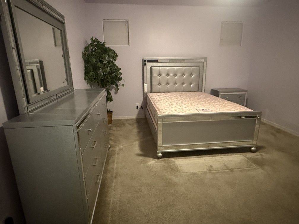 Bedroom Furniture Set