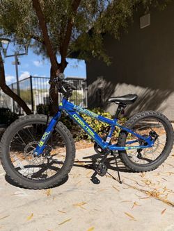 20” Ozark Trail M.1 Kids Mountain Bike – Excellent Condition!
