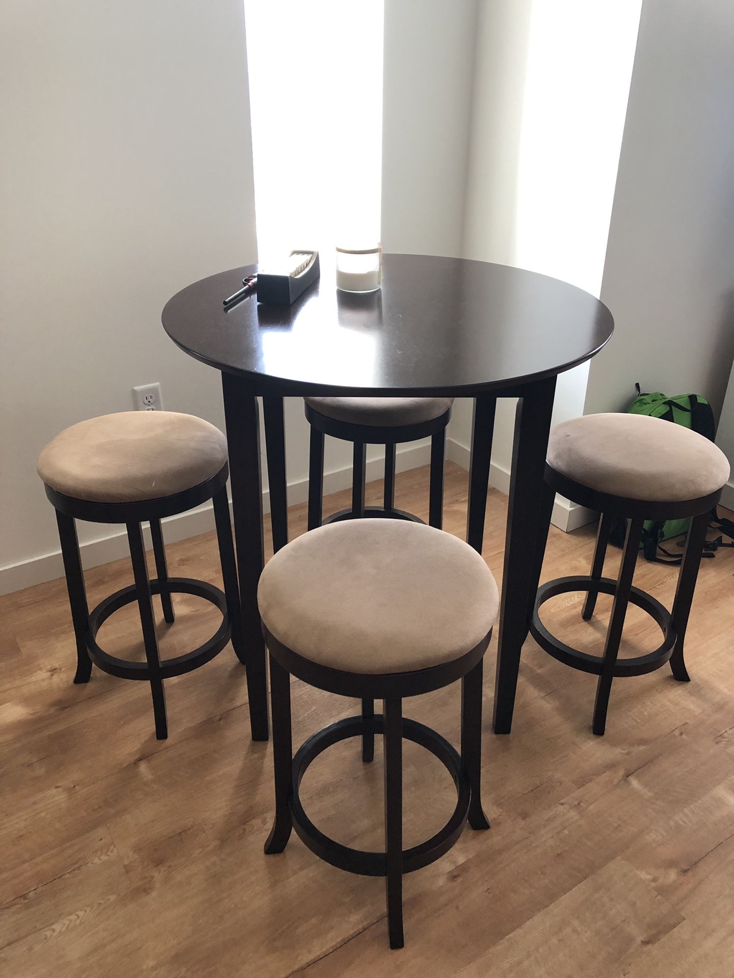 Kitchen Table w/ 4 stools