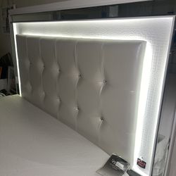 White GLAM//Queen bed Set*****🛏️🛏️🛏️