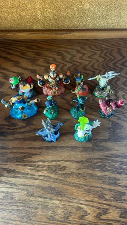 Skylander Characters And Pad