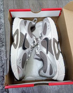 Nike V5 RNR Kids Size 2Y
