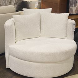 BEAUTIFUL WHITE ACCENT CHAIR (Swiveling)