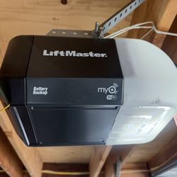 LiftMaster 050DCTBFMC Garage Door Opener 2.7 Amp (like new). $75 Cash Firm