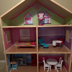 Large Dollhouse – Lots of Play Left!