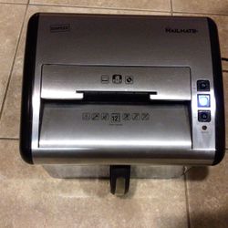 Staples Mailmate Paper Shredder 