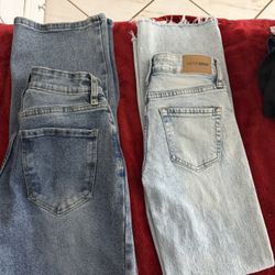 En Excelentes Condiciones.  2 Pantalones Seminuevos. Size 0. Para Muchachita  Delgada. 10 $ Cada Uno 