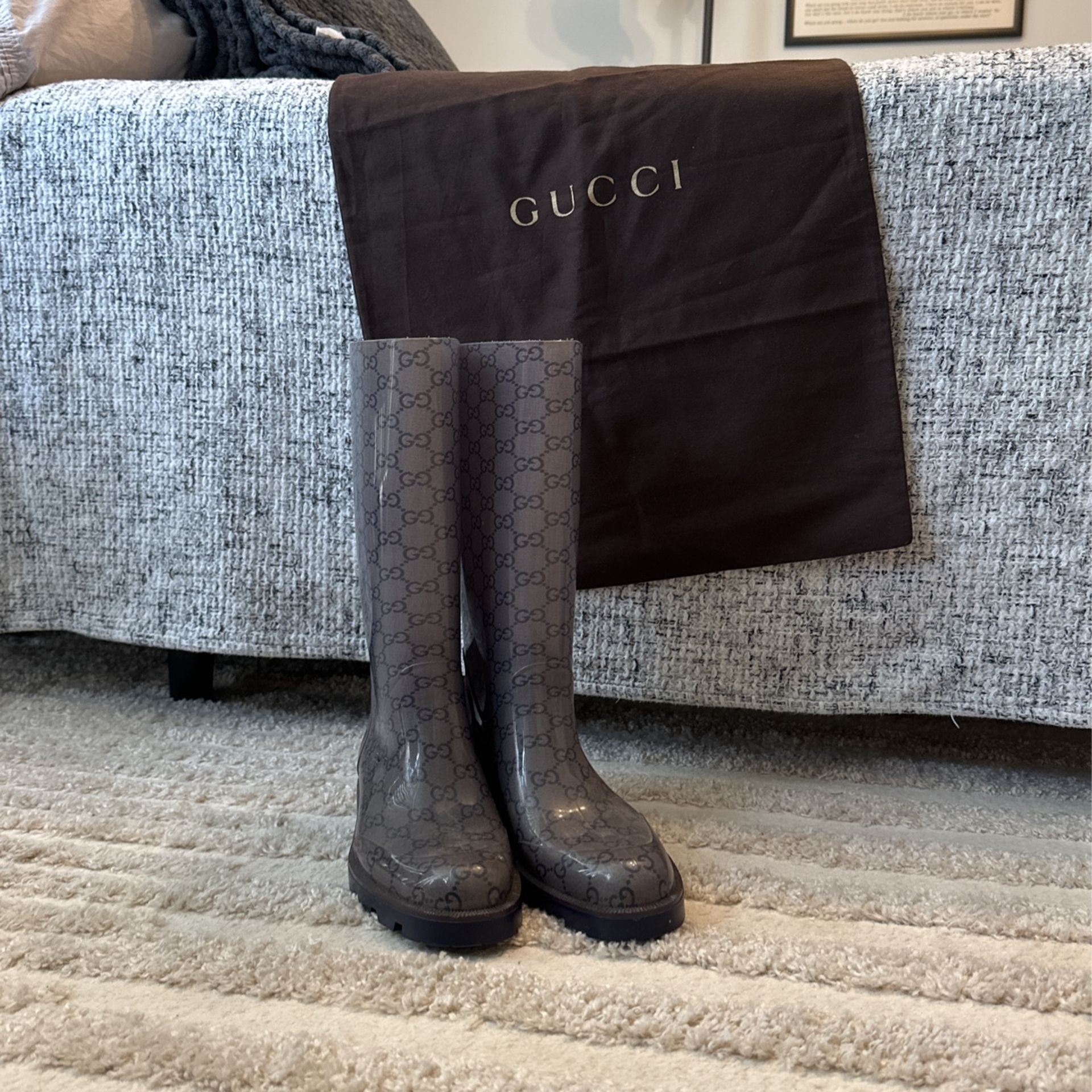 Gucci Size 38 - US  7 1/2 Women’s Rain boots with Bag