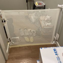 Retractable baby or pet gate