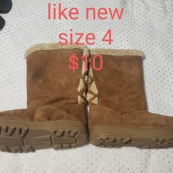 Size 4 Boots, Like New $10