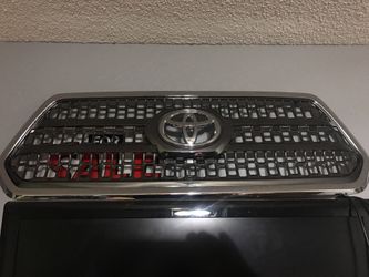 2017 Toyota Tacoma grille. In new condition removed to replace with aftermarket.