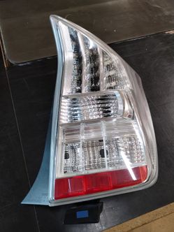 2010 Prius tail light passenger side