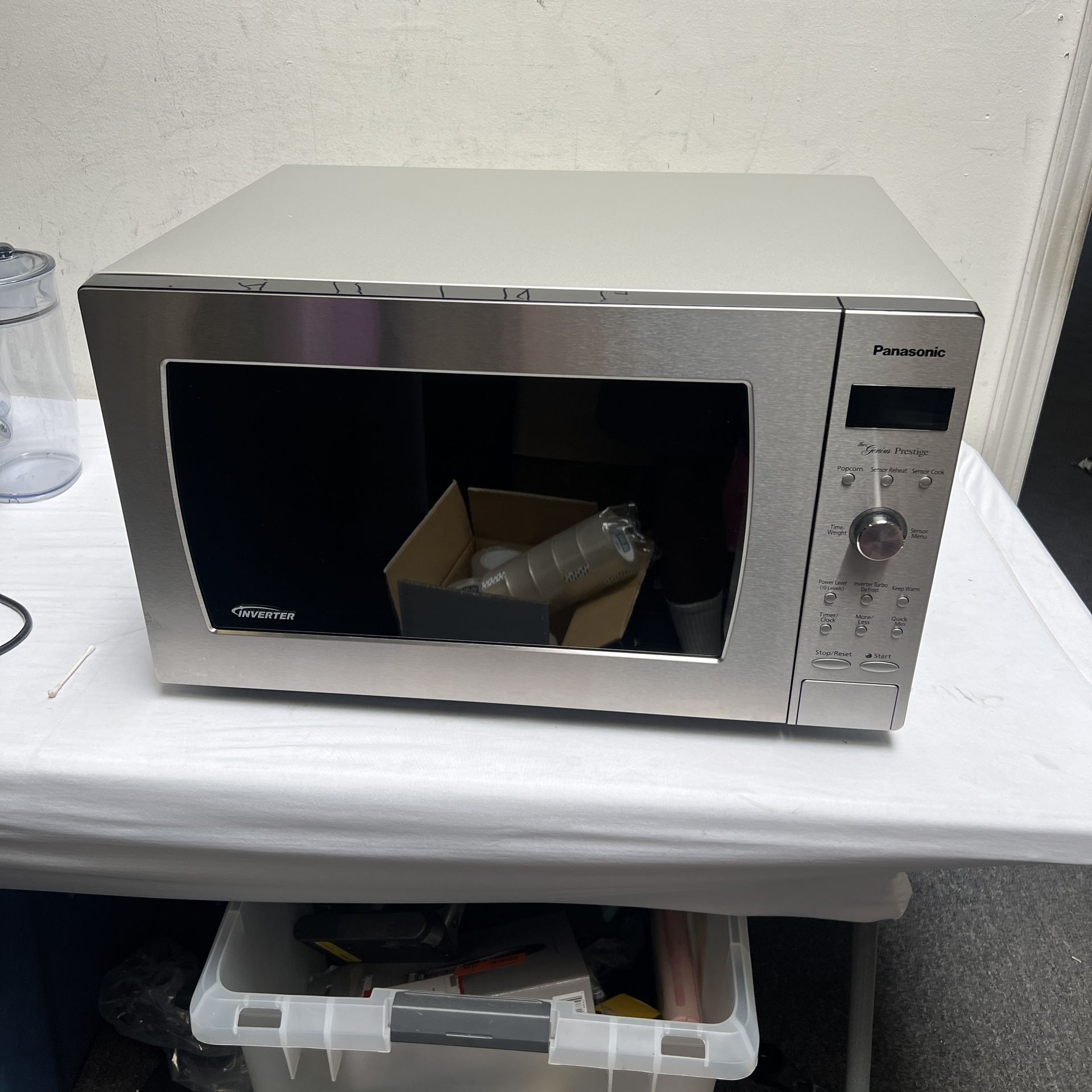 Panasonic NN-SD987SA - 1250 watts 2.2 Cu. Ft. Full-Size Microwave - Stainless Steel
