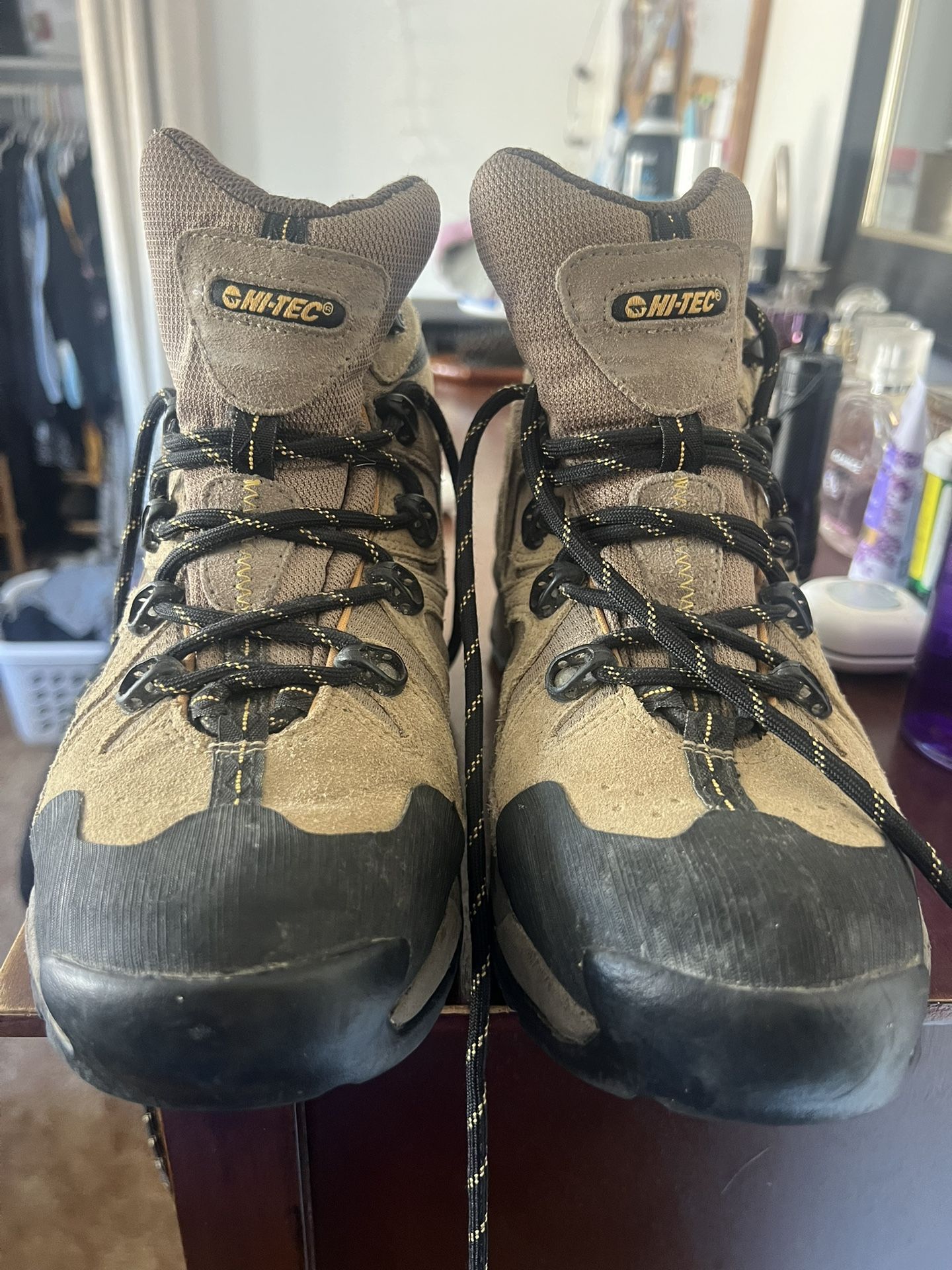 HI-TEC V-LITE BROWN LEATHER HIKING ANKLE BOOTS