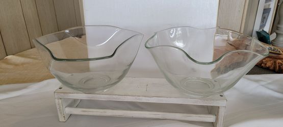 2 GLASS SALAD/CHIP BOWLS IN GREAT CONDITION