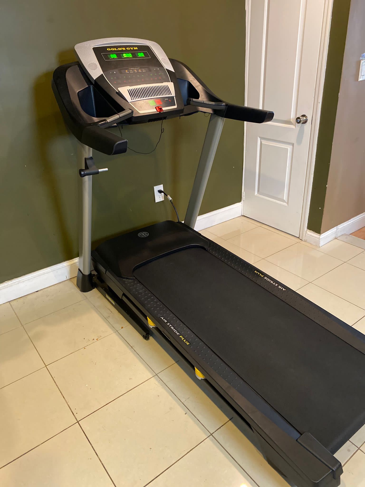 Gold s Gym Trainer 720 Treadmill with Power Incline for Sale in