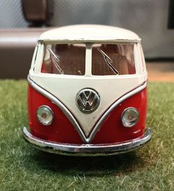 Volkswagen classic bus 1962 red and white pull & go toy (12)