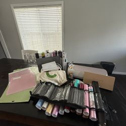 Cricut Lot ***ATTENTION CRAFTERS***