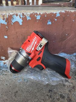 Compact 12V Milwaukee Hammerdrill