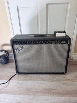 Fender Ultimate Chorus PR 204 2x12 Stereo Guitar Amp + Footswitch