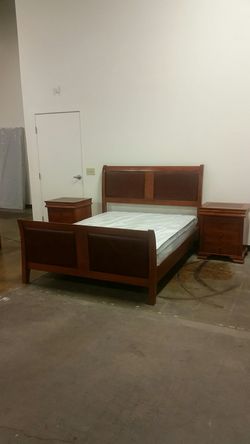 Queen Bedroom Set With Two nightdtsnds