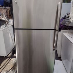 GE Stainless Steel Refrigerator/Freezer 