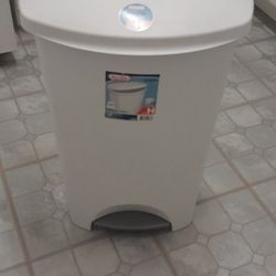 Sterilite 13 Gallon Trash Can, Plastic Swing Top Kitchen Trash Can, WHITE  for Sale in Dublin, OH - OfferUp