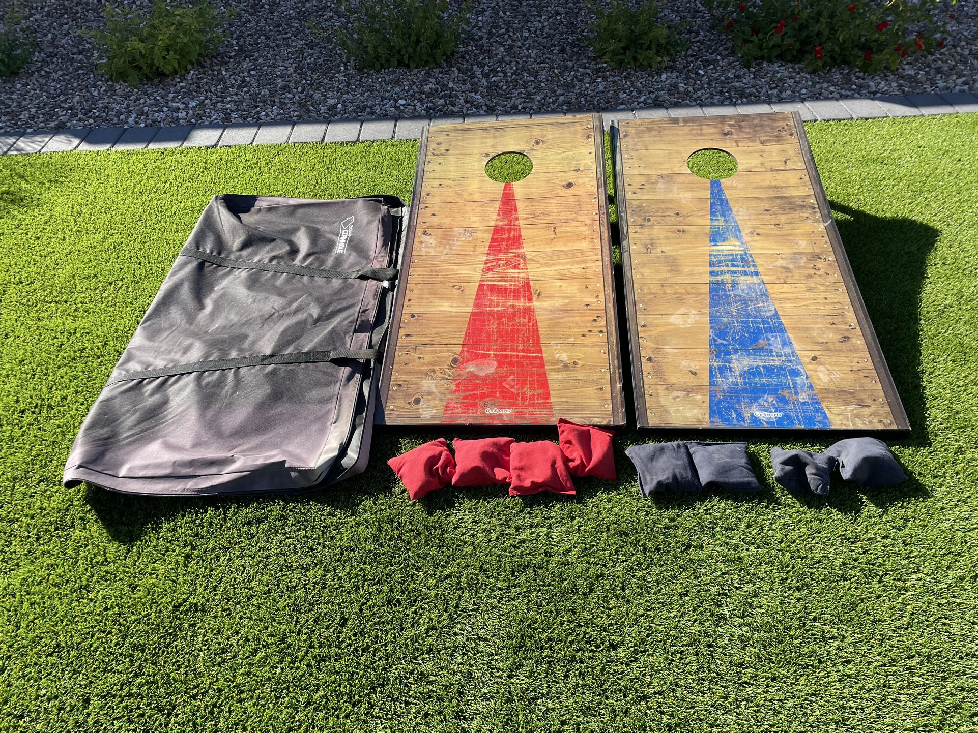 Regulation size cornhole game with bags