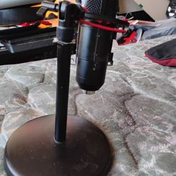 STUDIO MICROPHONE AND ISOLATION SHIELD 