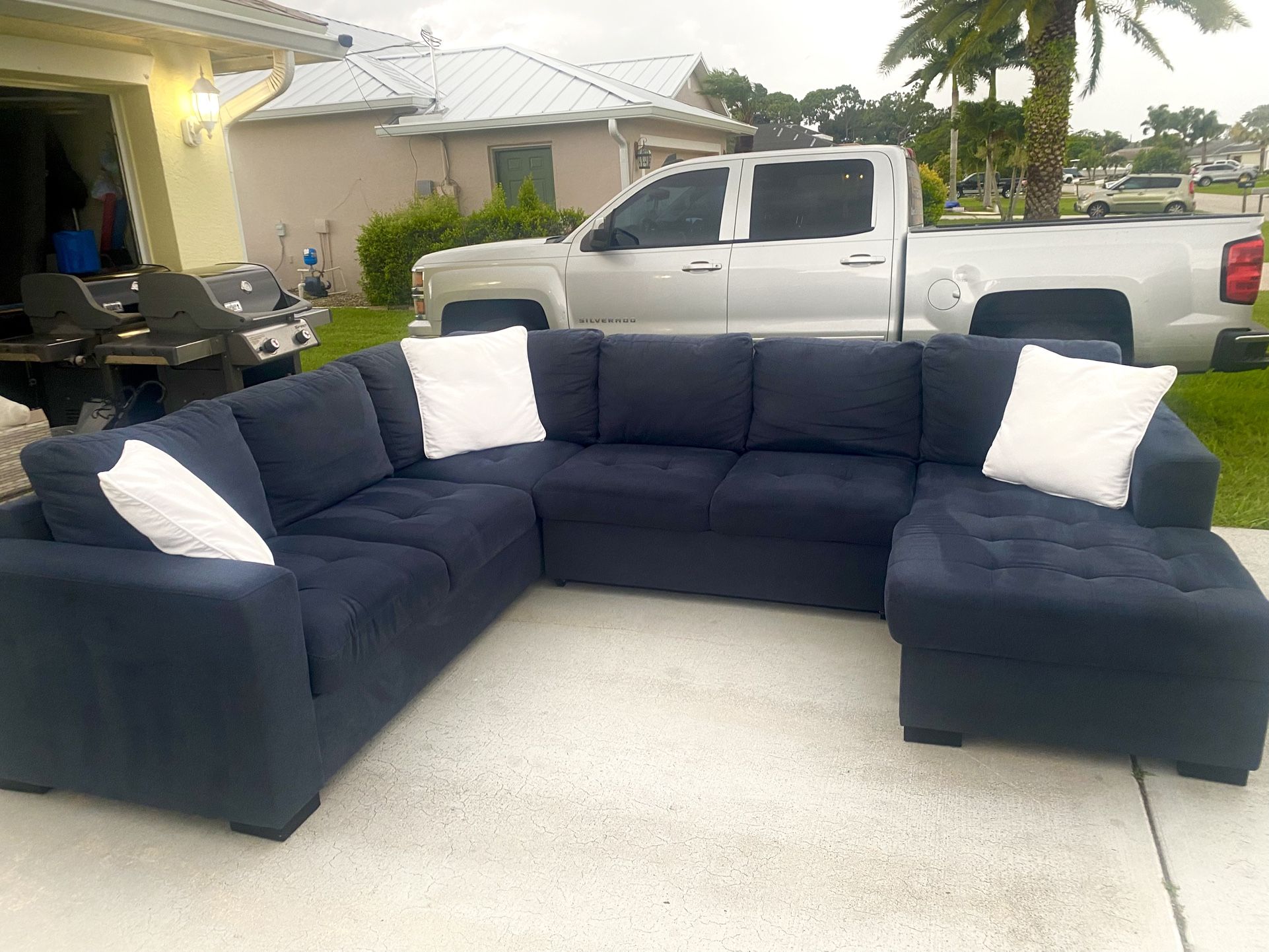 Sectional W/ Pop Up Bed And Storage