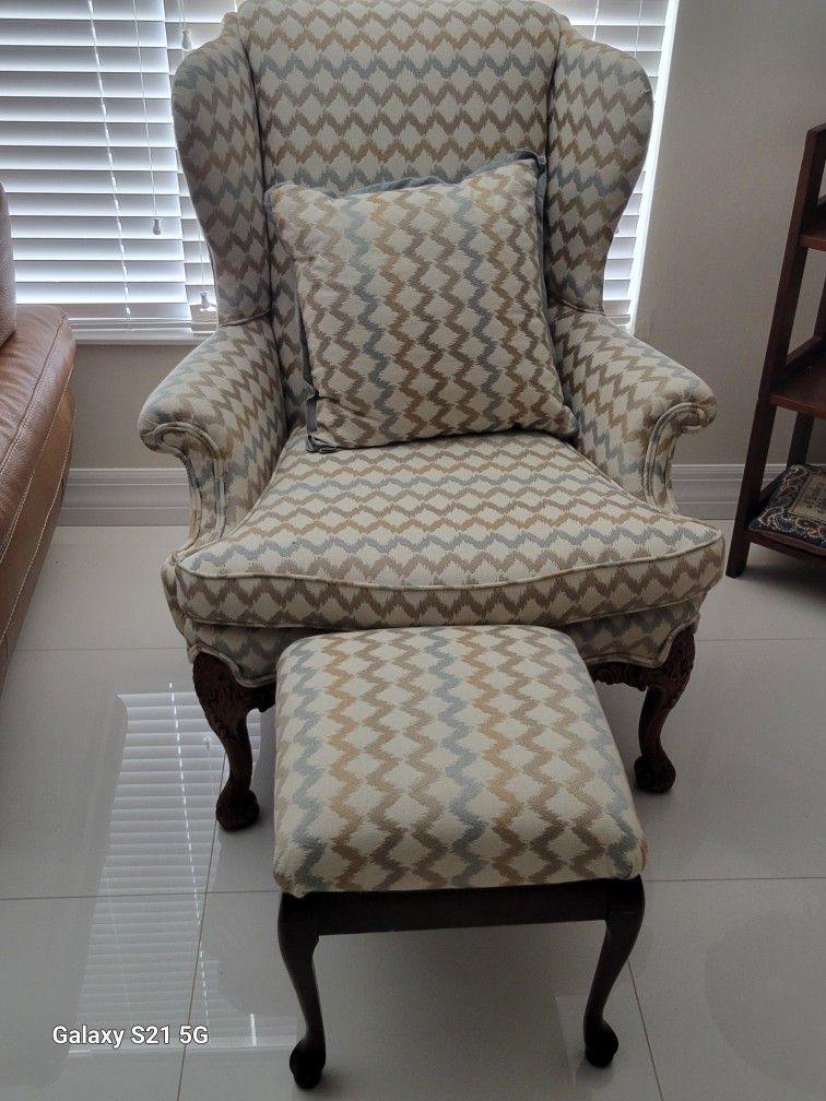 2 Sofas 3 Cushions 1 Ottoman