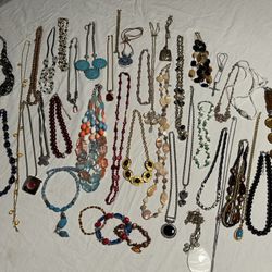 Costume Jewelry Necklace 