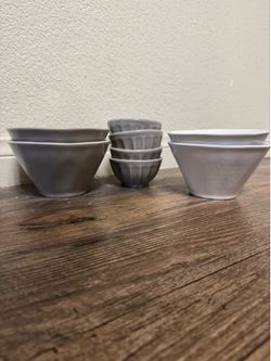 2 Gray and 2 white cereal bowls. 4 Small ice cream sauce bowls