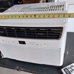 FRIGIDAIRE AIR CONDITIONER IN EXCELLENT CONDITION LIKE NEW 