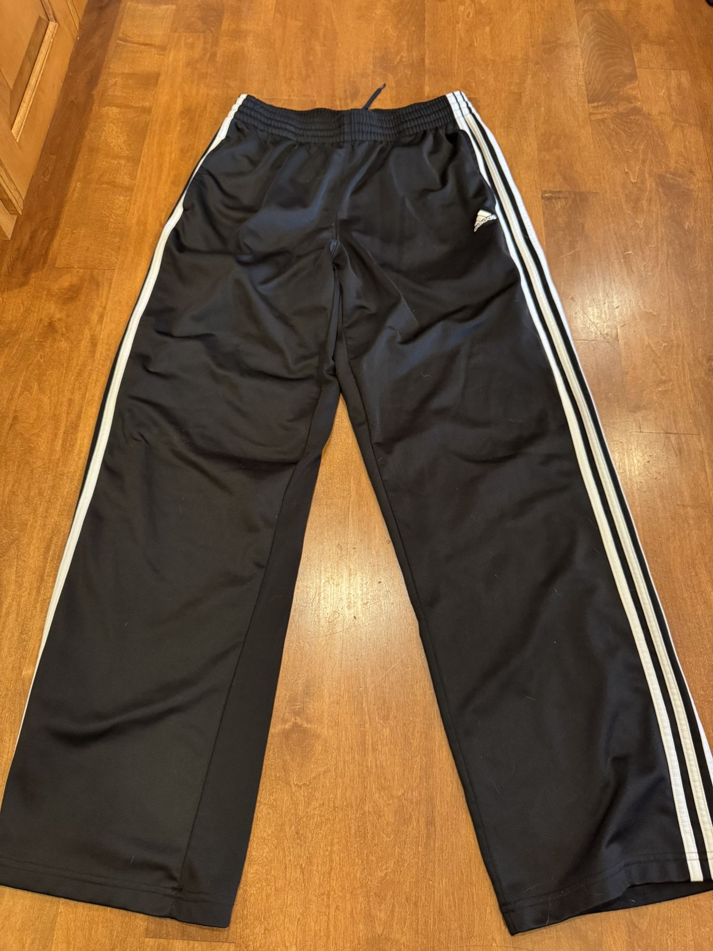 Woman’s Adidas jogger size large shipping available