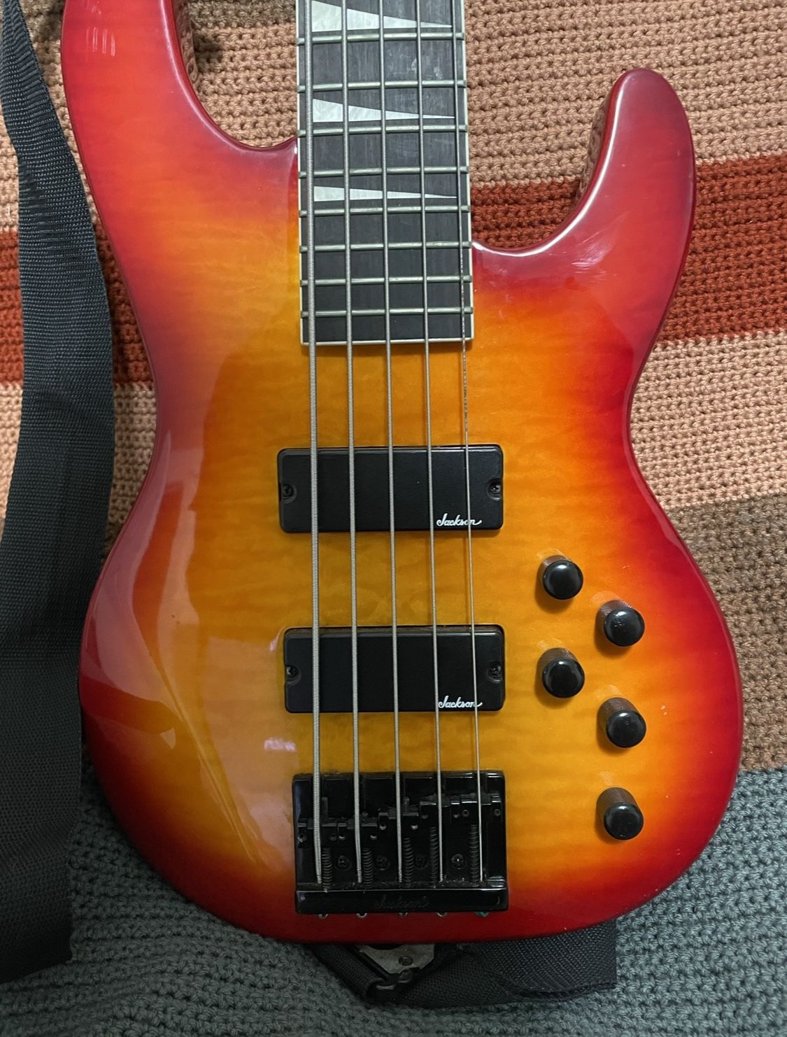 Jackson 5 String Bass 200$