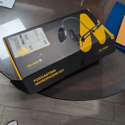 Maono AU-A04 Podcasting Microphone Kit. 
