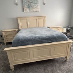 Bedroom furniture set