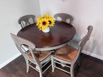 Table w/4 chairs