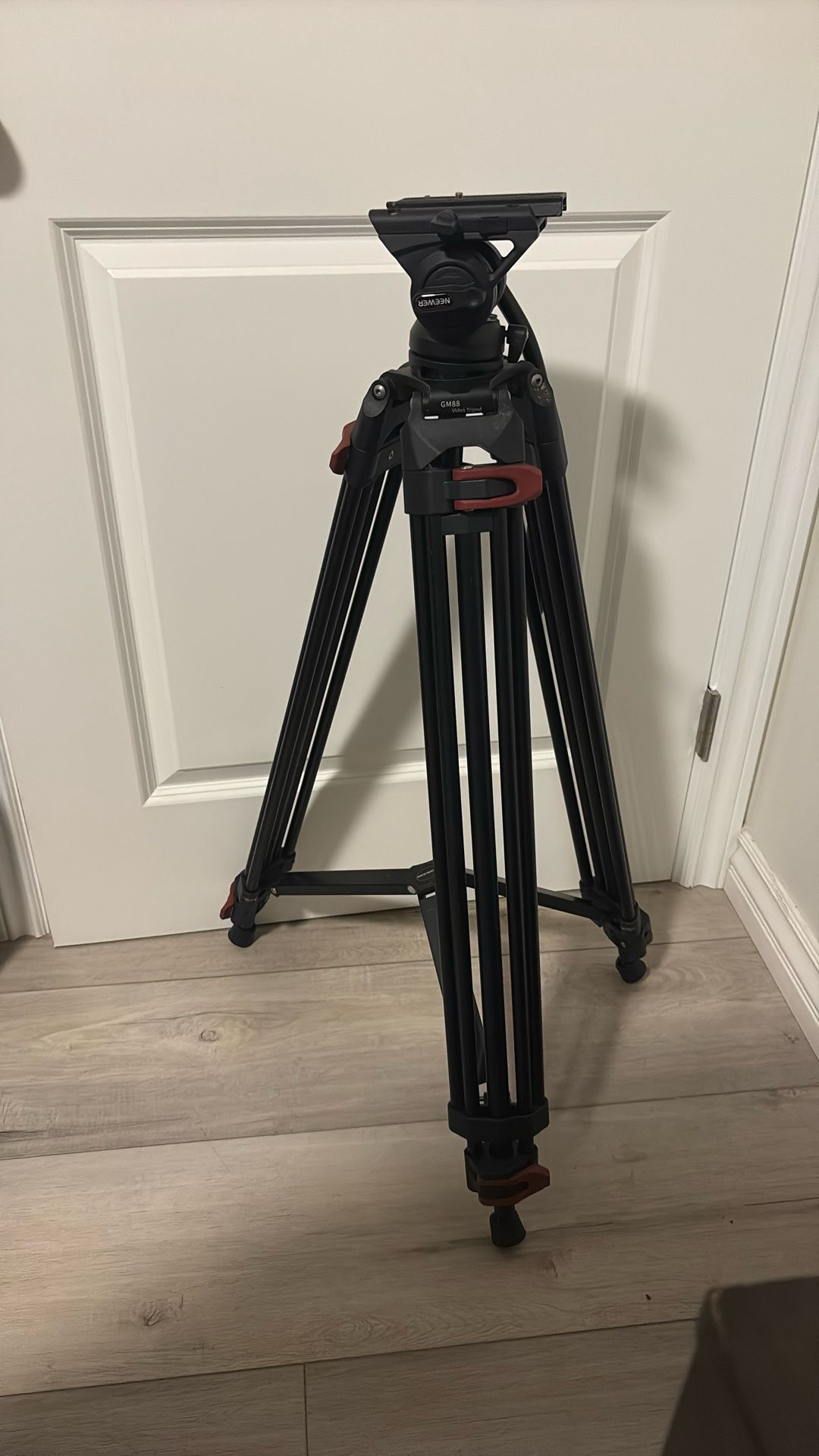 NEEWER CAMERA TRIPOD W CASE BAG