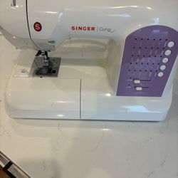 Singer Curvy Sewing Machine 