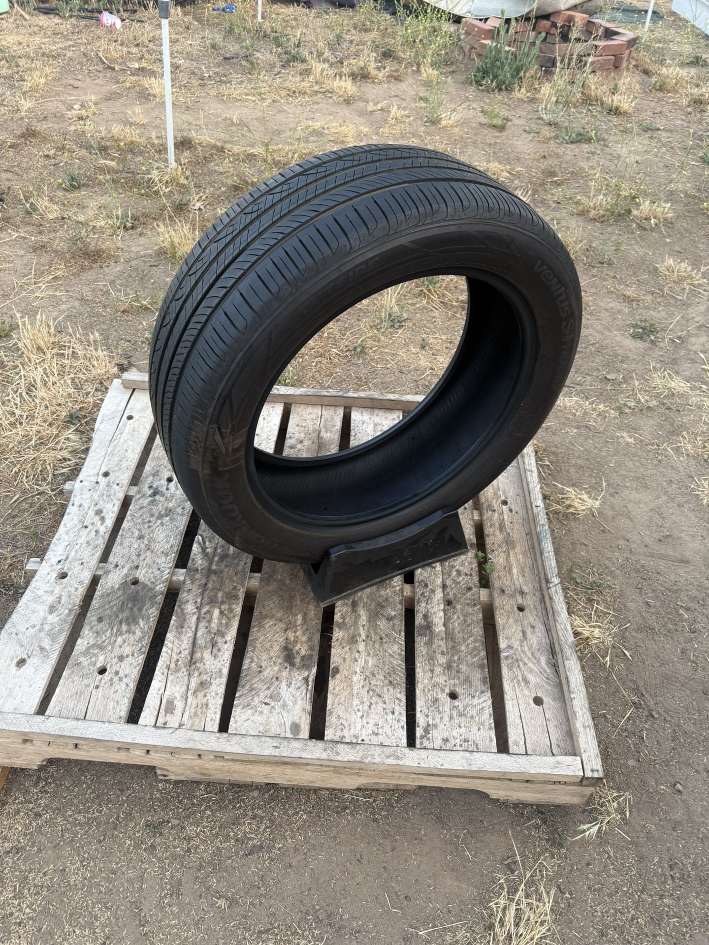 (245/50/20) Tire