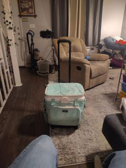 Igloo rolling ice chest