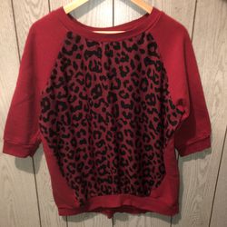 Bongo size 1x red shirt with red and black cheetah print in front that’s semi silky. Super cute and heavier like a thin sweater or sweatshirt