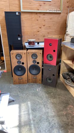 Floor standing speakers.  2 work,  2 need help.