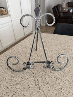 Nice decor, picture or book stand etc