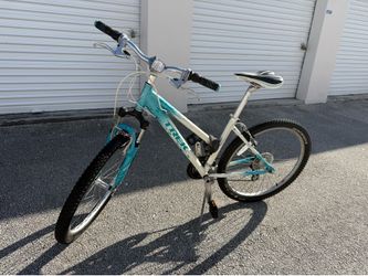 TREK 26 INCH MOUNTAIN BIKE BEAUTIFUL