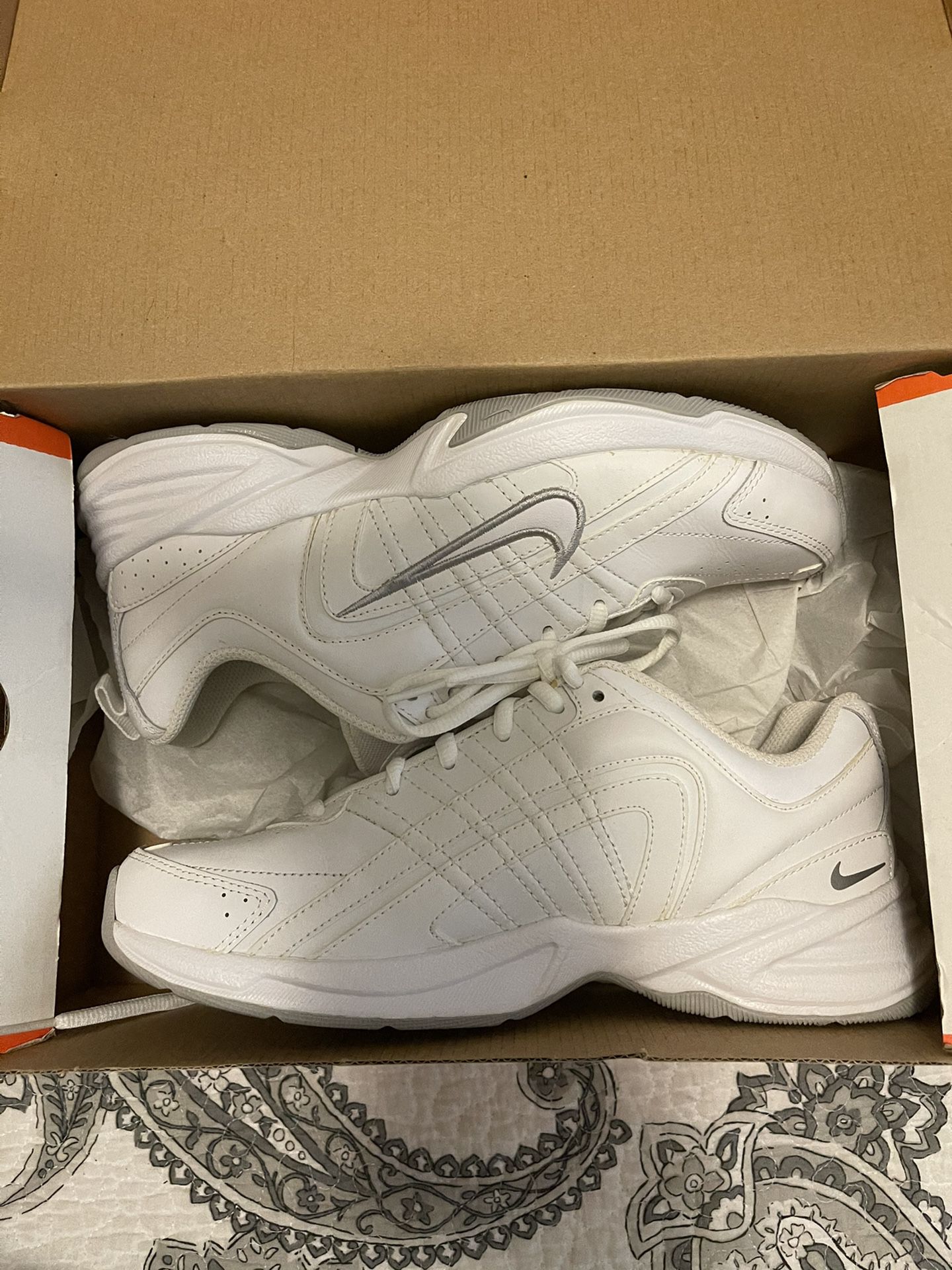 Nike T-lite White Leather Shoes for Sale in Greer, - OfferUp