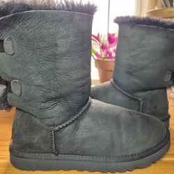 UGG Bailey Bow Boots - Size 7